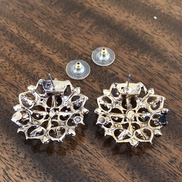 VINTAGE faux pearl and emerald gold tone pierced earrings - Picture 5 of 8